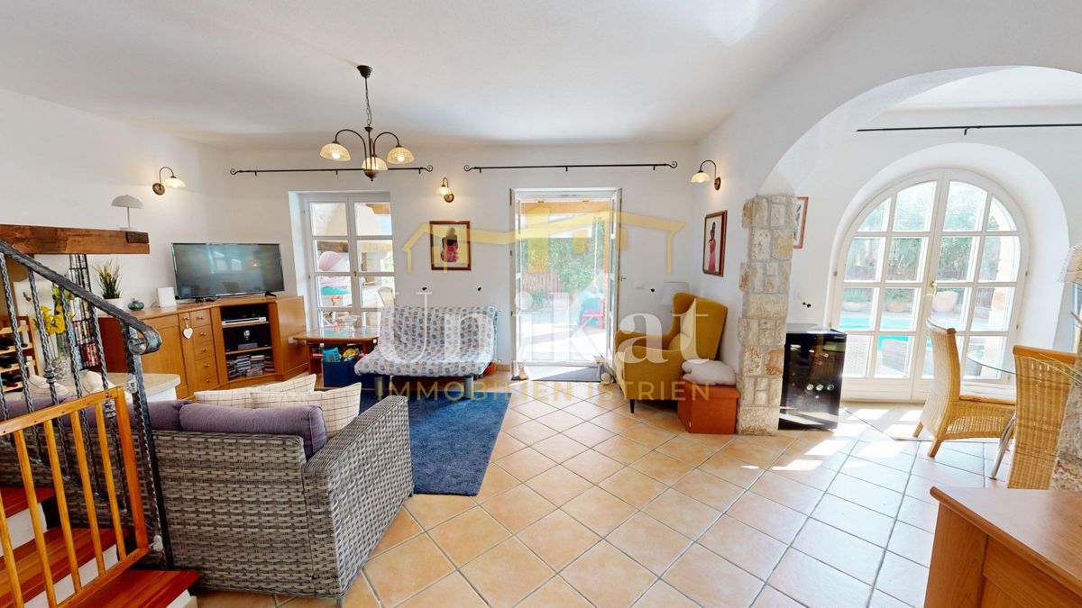 Dvojna hiša z bazenom v istrskem slogu